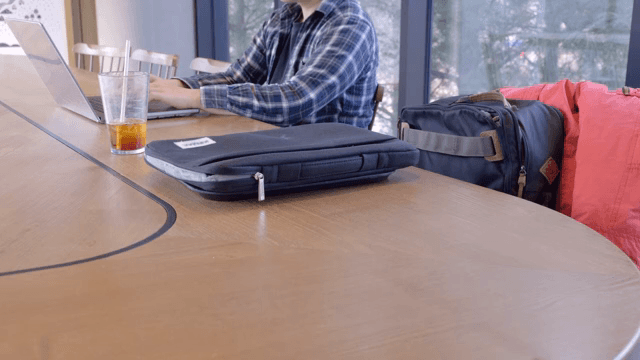 카페에서 노트북으로 일하는 사람