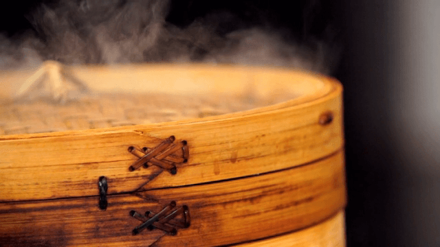 대나무 찜기에서 올라오는 김