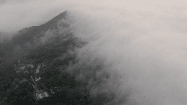 안개 낀 산과 숨겨진 한옥 마을