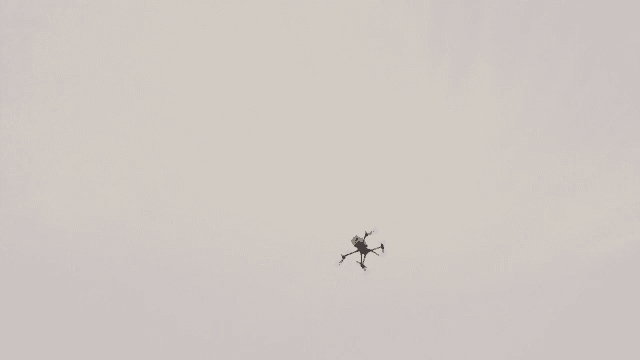 흐린 하늘 위를 나는 드론