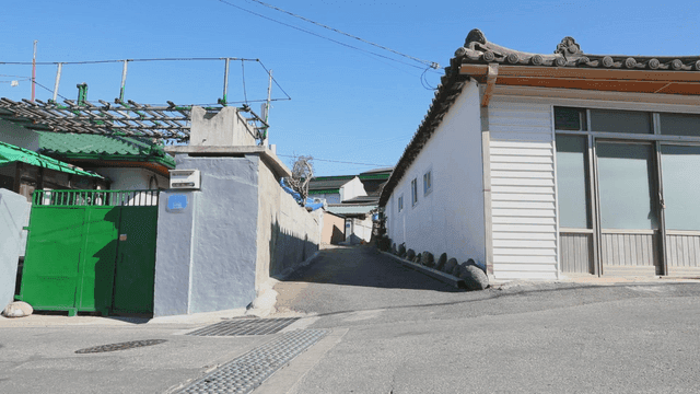 전통 한국 마을의 조용한 골목길