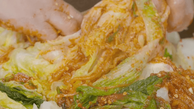배추와 양념을 섞는 김치