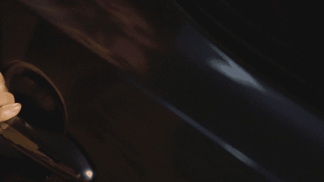 조심스럽게 자동차 문을 닫는 손