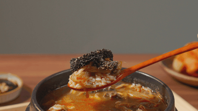 밥이 말아진 내장탕 한 숟가락