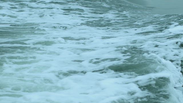 바다 한가운데에서 치는 파도 거품