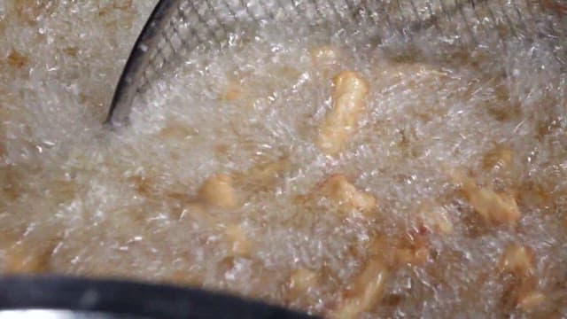 뜨거운 기름에 갓 튀긴 돼지고기 탕수육