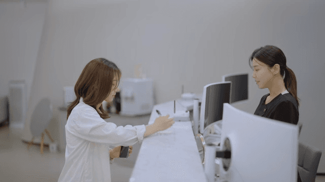 프론트에서 손님을 응대하는 직원