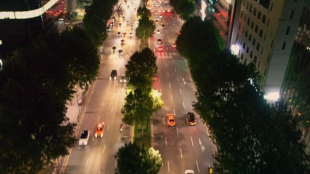 밤의 붐비는 도시 풍경과 교통