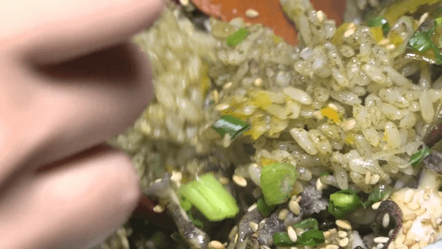 채소와 생선이 들어간 밥 비비기