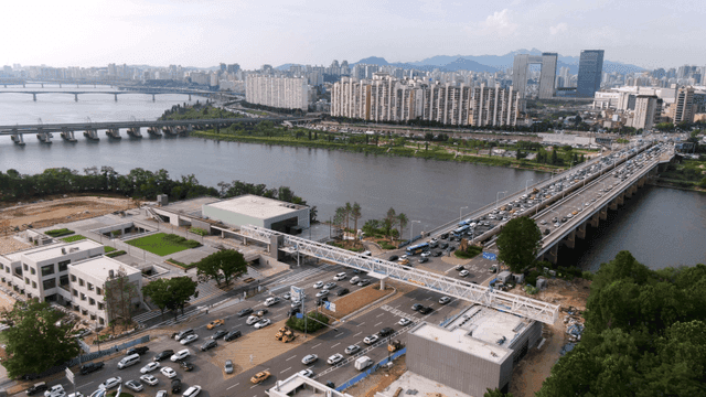 강과 다리가 있는 번화한 도시