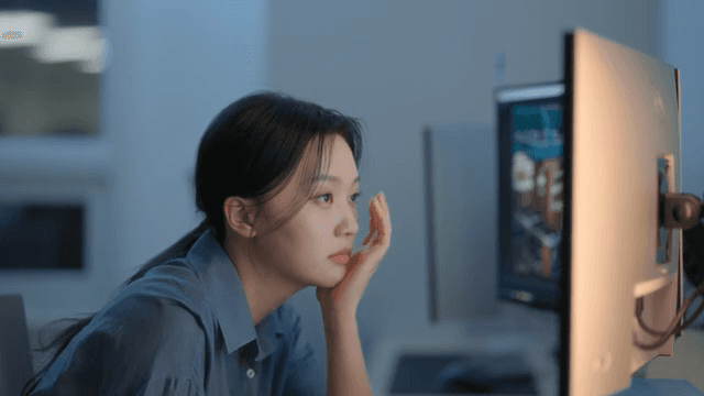 사무실에서 늦게까지 일하는 여성