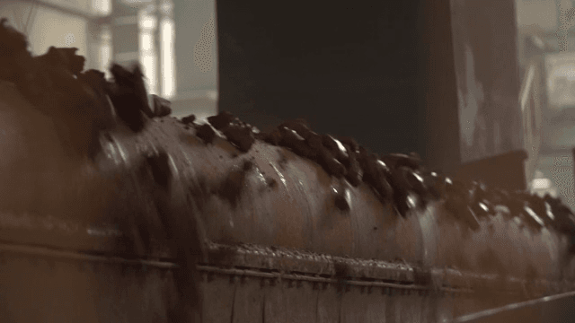 기계에서 처리되는 흙