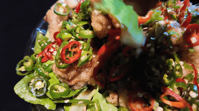 Picking up crispy yuringi with fresh peppers and vegetables by chopsticks