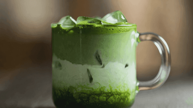 아이스 말차 라떼 한 잔