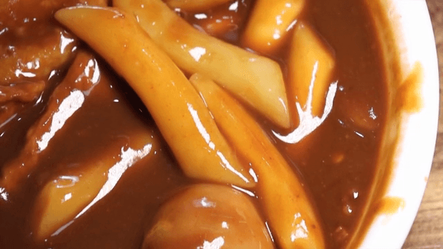 흰 그릇에 담긴 짜장떡볶이