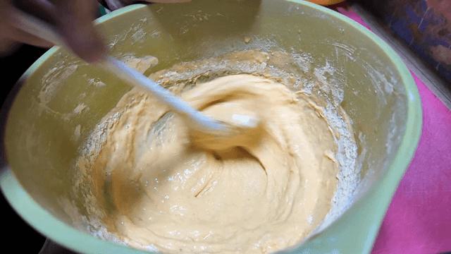 녹색 그릇에서 반죽 섞기