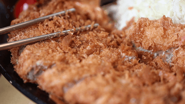 Crispy tonkatsu with shredded cabbage