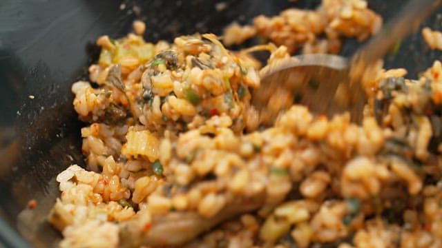 숟가락으로 맛있게 양념된 시래기밥을 섞는 모습