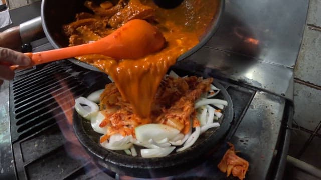 식당 주방의 스토브 위에서 요리되는 매운 돼지갈비