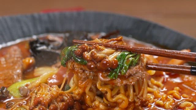 다양한 채소가 들어간 건강한 라면 한 입