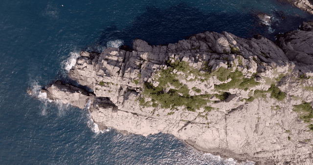 파도가 부딪히는 바위 해안선