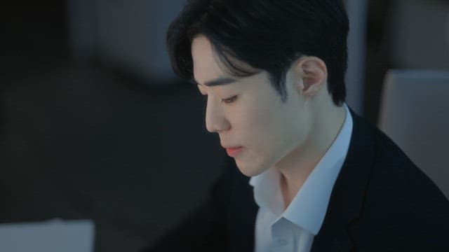 야근 중 업무서류를 집어던지는 남성