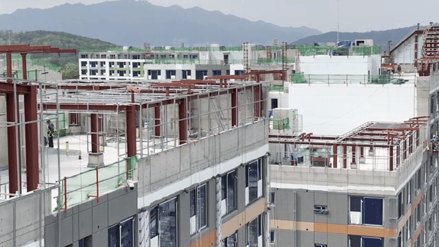 건물과 크레인이 있는 건설 현장