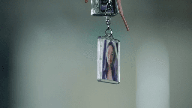 차 안에 걸린 사진이 있는 열쇠고리