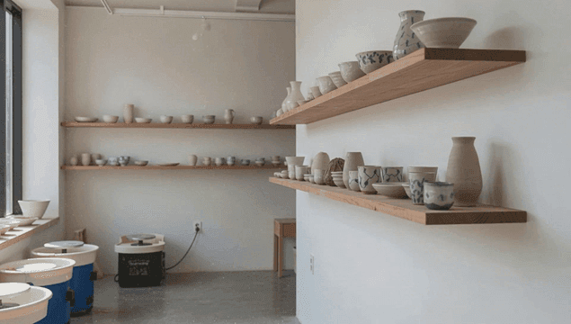 도자기가 진열된 도예 작업실