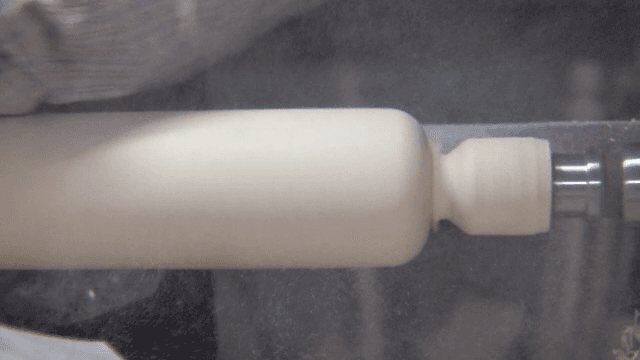 사포로 나무를 가공하는 모습