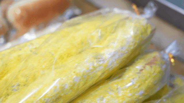Packaged yellow sponge cakes on display