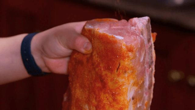 큰 고기 조각에 양념하기