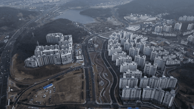 고층 건물과 주변 자연이 있는 현대 도시 풍경