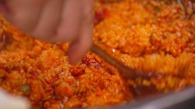 매콤한 무생채 비빔밥을 숟가락으로 섞는 모습